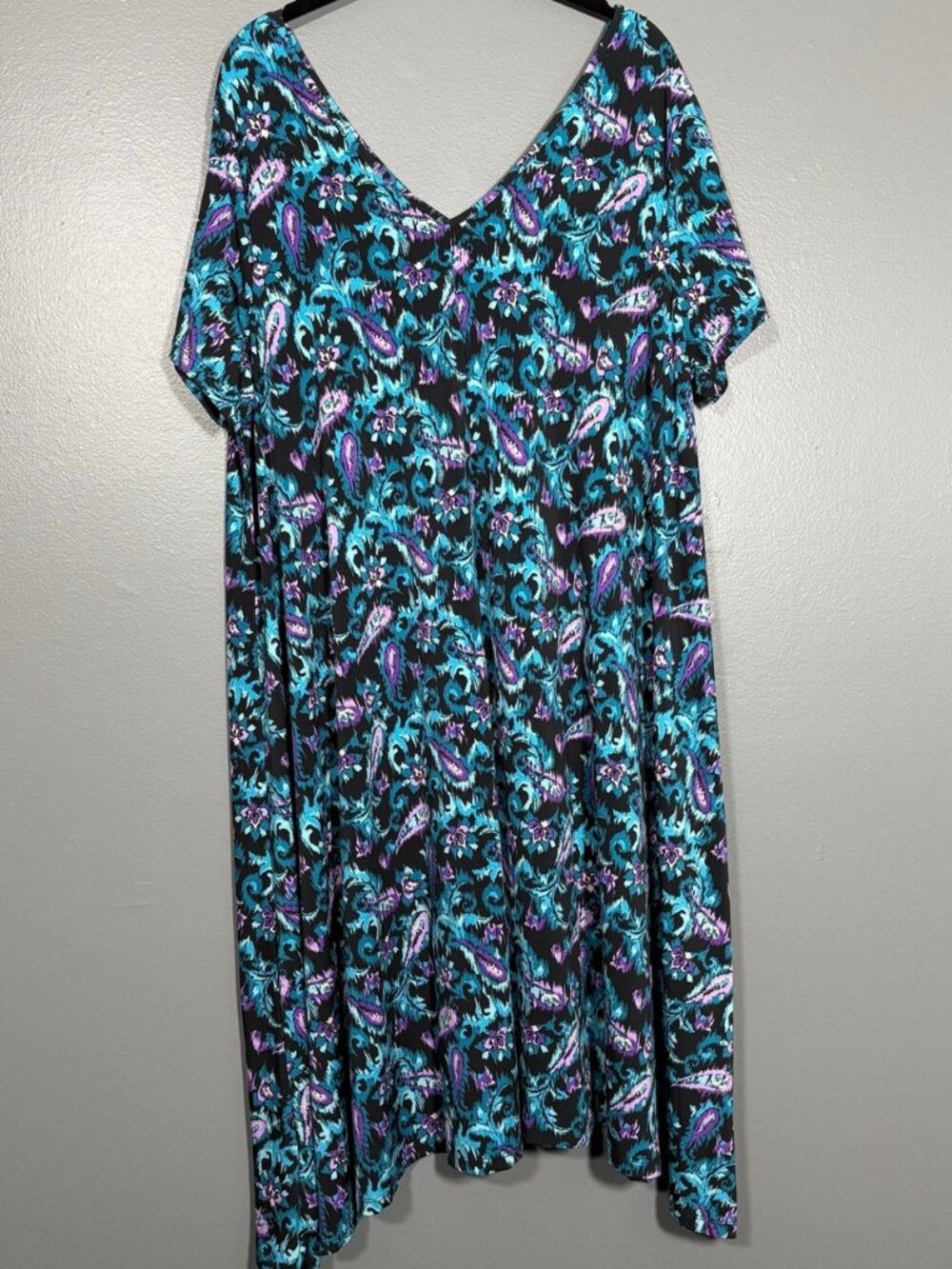 V-Neck - Womens Plus